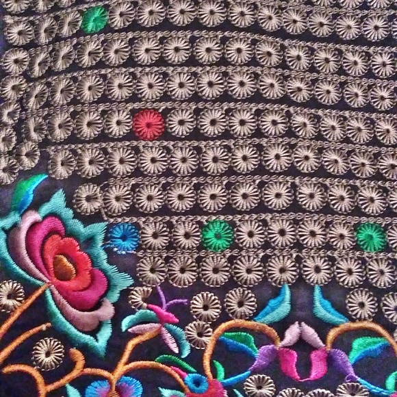 An Embroidered Small Backpack - Picture 3 of 4